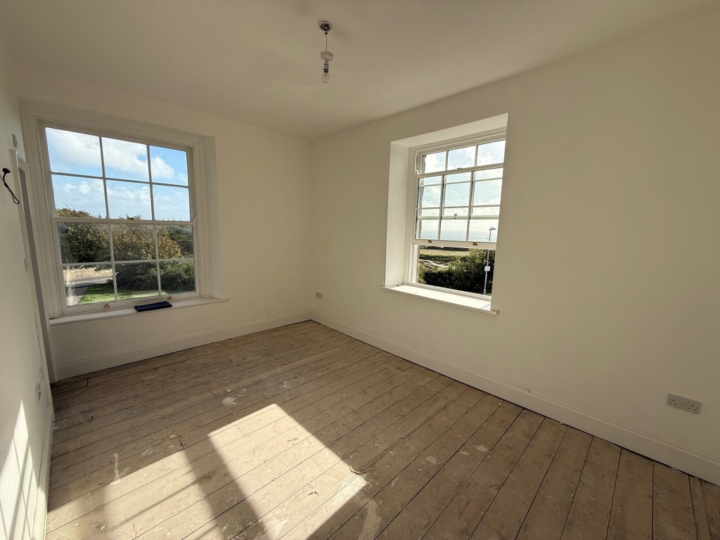 Lot: 172 - DETACHED HOUSE WITH STUNNING VIEWS - Third bedroom with dual aspect